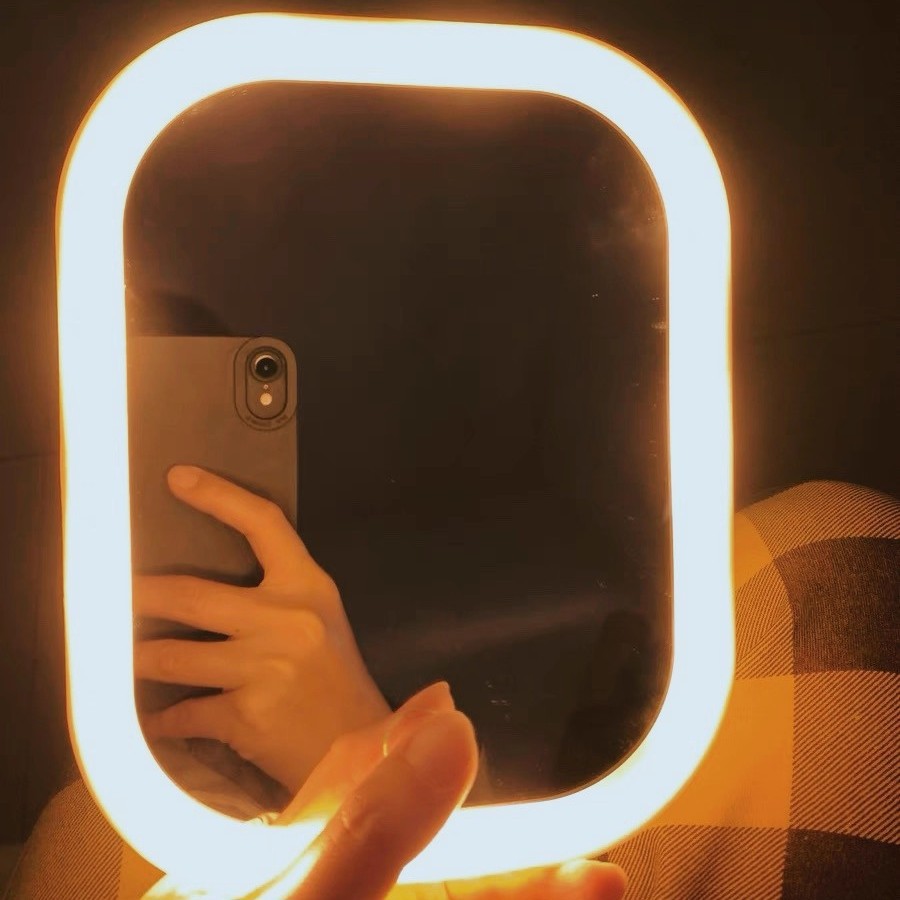 آینه رینگ‌لایت دار لمسی روی میزی